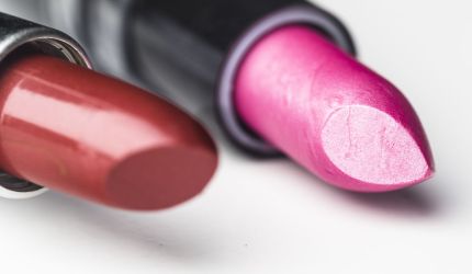 98% dos moradores das favelas têm rituais de beleza aponta pesquisa do NÓS — Novo Outdoor Social